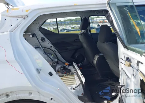 2021 Nissan Kicks Sv Xtronic Cvt z USA, uszkodzony, nr VIN 3N1CP5CVXML487751